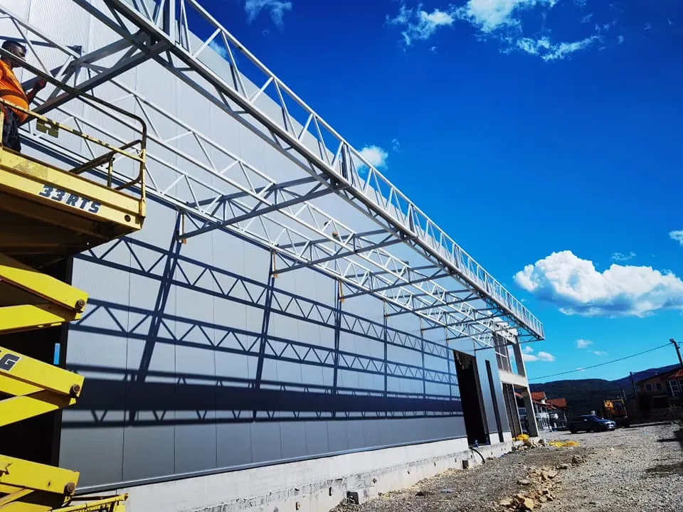 Montaža čelične krovne konstrukcije uz makazastu platformu